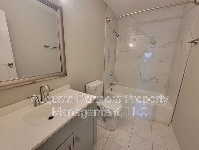 Building Photo - 112 3rd St
