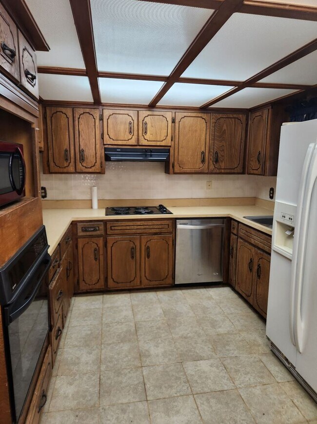 Building Photo - 3bedroom 2bedrooms 2 car garage 1/2 off 1s...