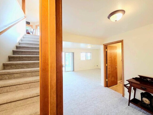 Building Photo - Gorgeous 4 Bed, 3 Bath Home w/ STUNNING RIVER FRONT VIEWS!!