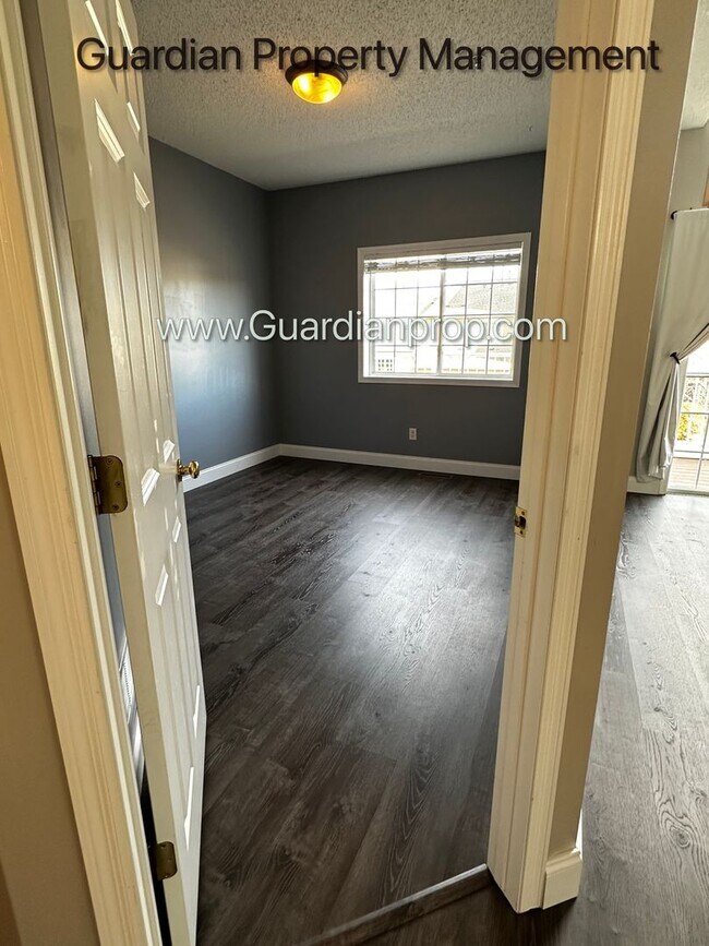 Building Photo - Maple Grove 2 Bedroom Town Home, 2 Car Garage, Patio, Dishwasher, W/D