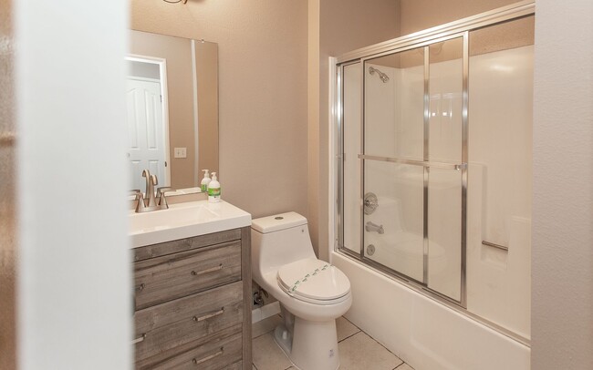 Building Photo - Sleek and Stylish 2 Bedroom Condo in Encin...