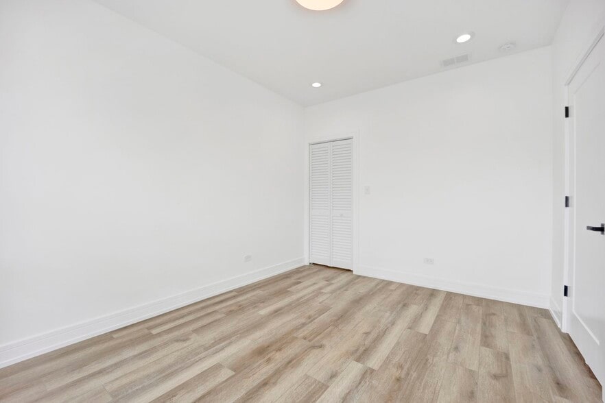 Building Photo - 4350 W Lawrence Ave