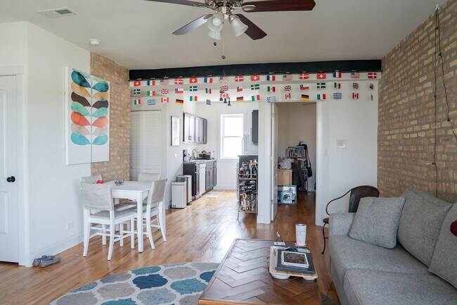 Building Photo - Albany Park - 2 Bed / 1 Bath - Laundry In-Unit w/ Central Heat