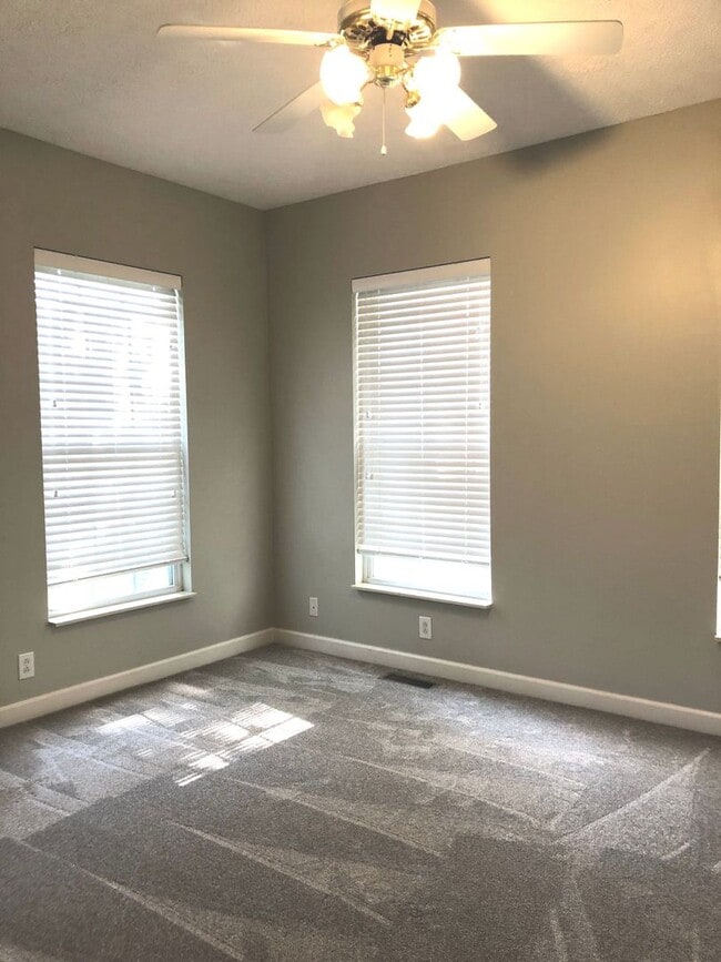 Building Photo - 4-Bedroom Home in Hendersonville!