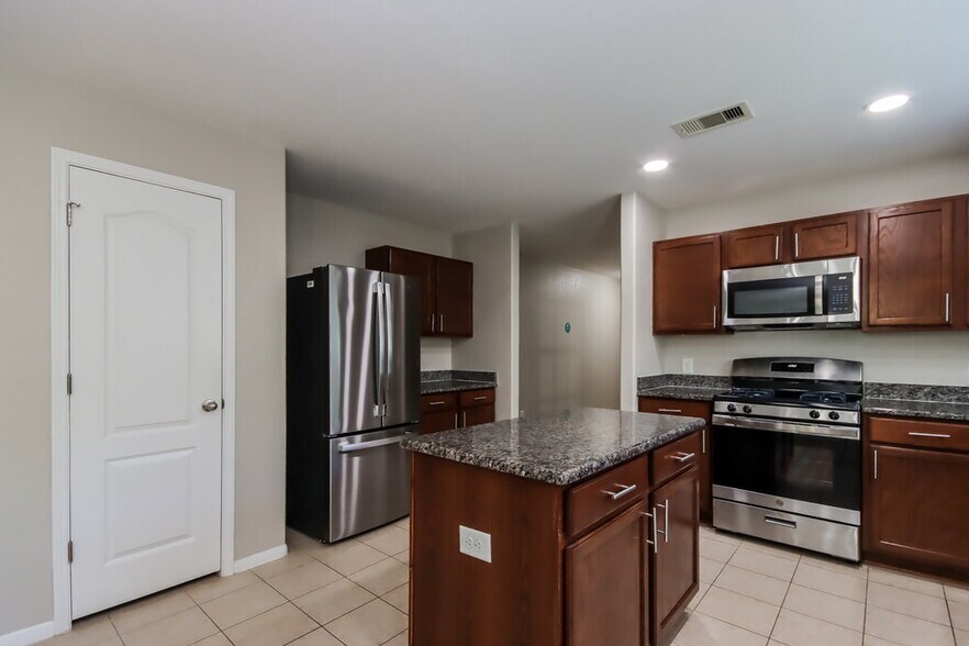 Building Photo - 2717 Sandberry Dr