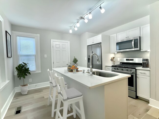 Primary Photo - Stunningly Renovated 3 Bed/1.5 Bath Home i...