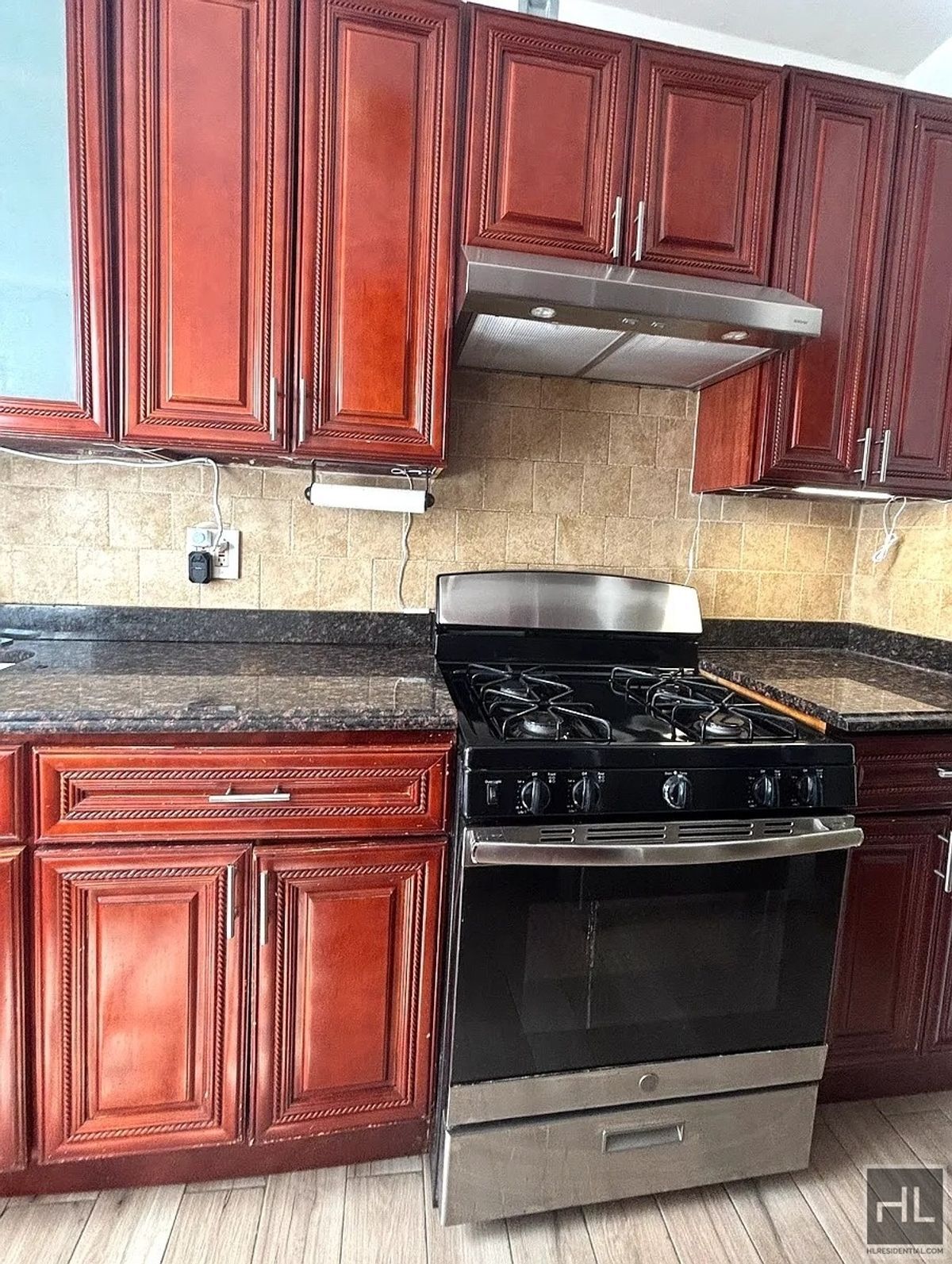 Building Photo - 3BR 1BA Top Floor Brick Townhouse w/ Commu...