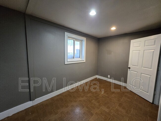 Building Photo - 1242 Edgewood Dr