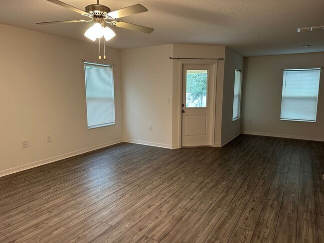 Building Photo - 3BR Townhome in Tavares with Open Floor Plan & Community Playground