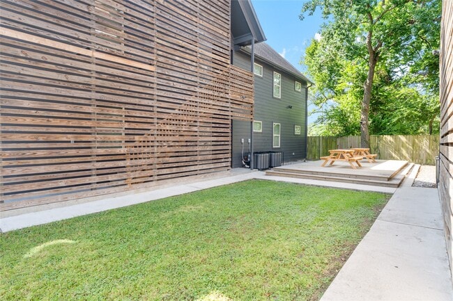 Building Photo - 3424 Tuam St