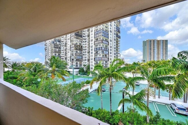 Building Photo - 2201 Brickell Ave