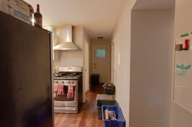 Building Photo - Room for Rent in 5 Bedroom House