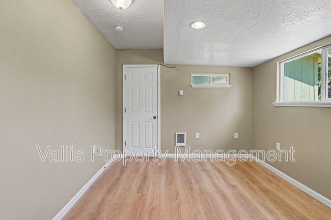 Building Photo - 3080 Park Ave NE