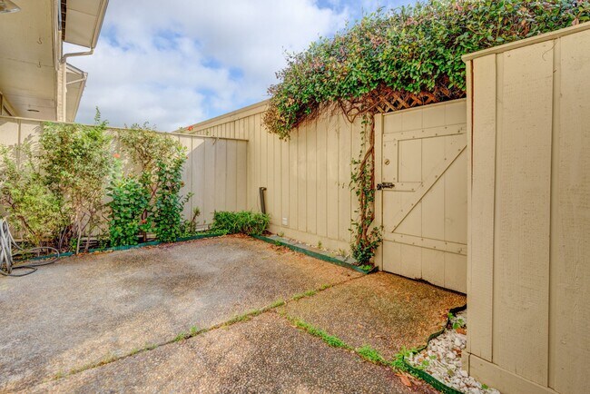 Building Photo - 6422 Burgoyne Dr.