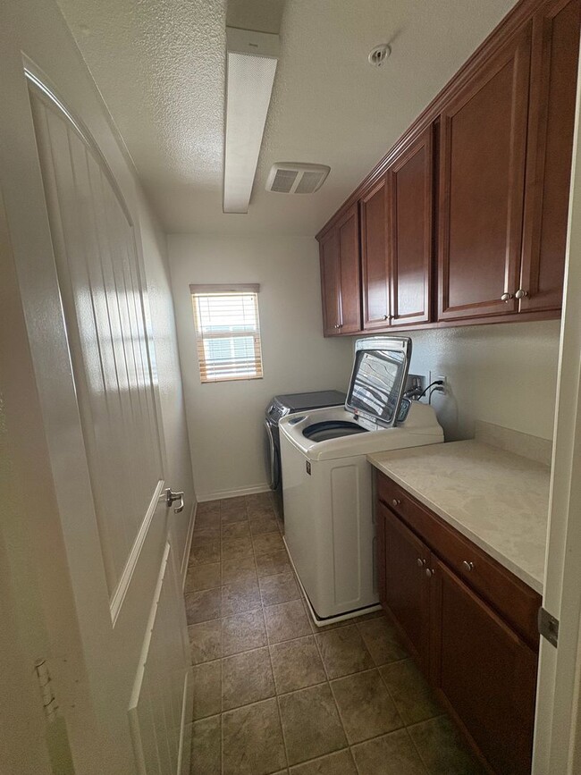 Building Photo - Spacious 4-Bedroom Home with Large Backyard.