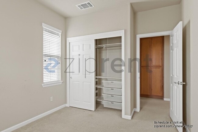 Building Photo - Unit
