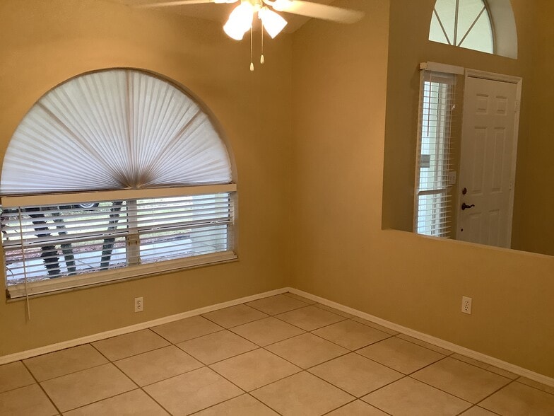 Building Photo - 2022 Blue Heron Dr