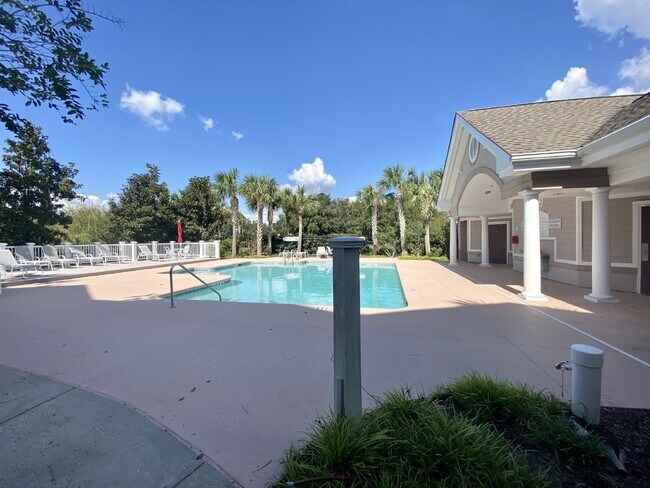 Building Photo - Two Bedroom Spacious Condo Near Everything Bluffton Has to Offer!