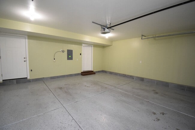 Building Photo - 4 Bed 3.5 Bath Sunny and Spacious South Jordan Corner-Lot Home with Views!