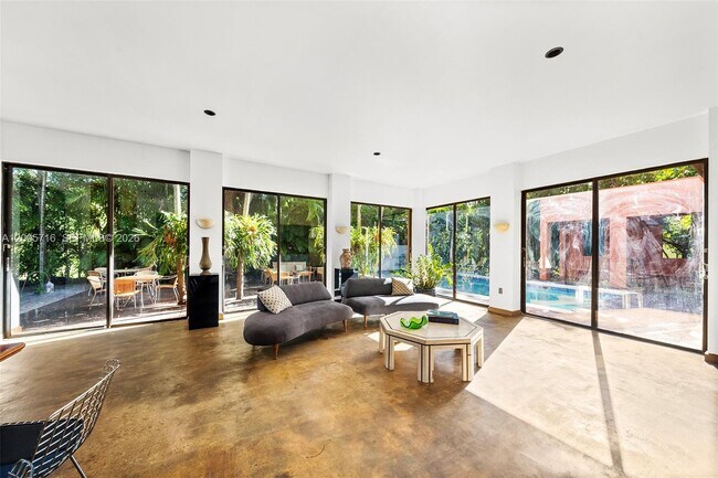 Building Photo - 5627 Granada Blvd