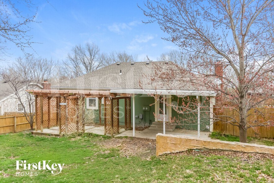 Building Photo - 6712 NW Sioux Dr