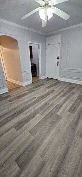 Building Photo - 429 W Wellington Ave