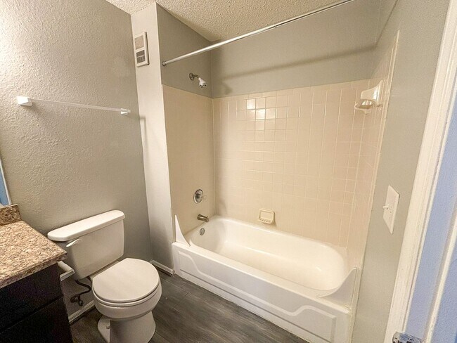 Building Photo - Windsor Park #317 - Pet Friendly!