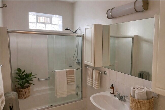 Building Photo - 6964 1/2 N Sheridan Rd