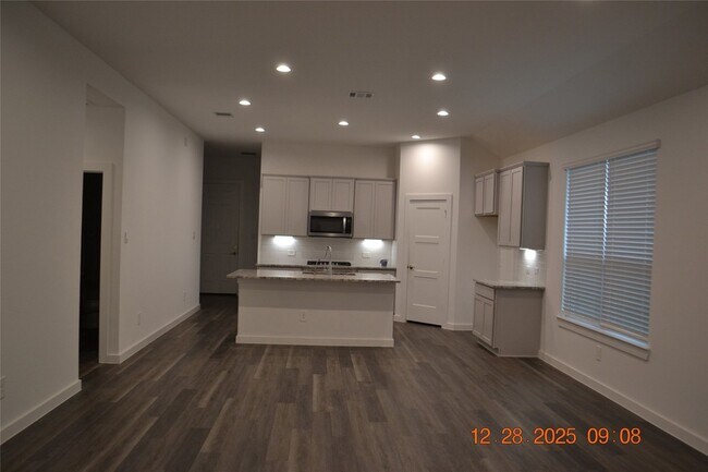 Building Photo - 1613 Sunbend Ln