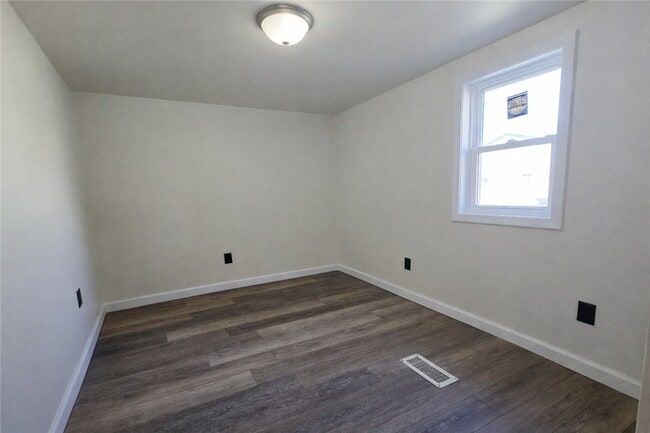 Building Photo - 350 Waterloo Geneva Rd