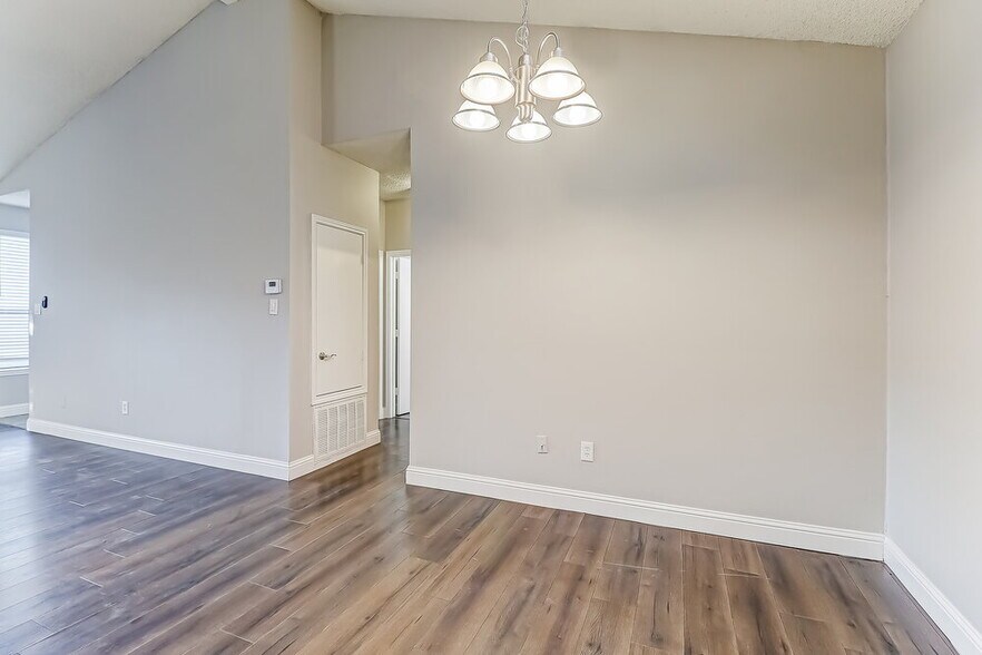 Building Photo - 1162 Hemlock Dr