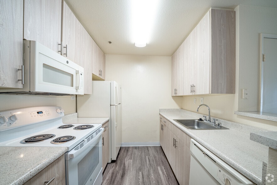2BR, 2BA - 886SF - Kitchen - PORTOLA MEADOWS