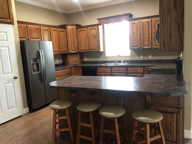 Large kitchen - 1027 Bradbury Rd