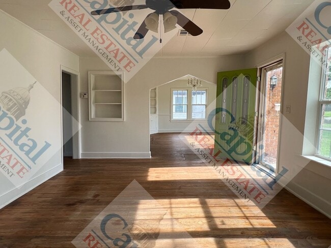 Building Photo - Spacious 3 Bedroom