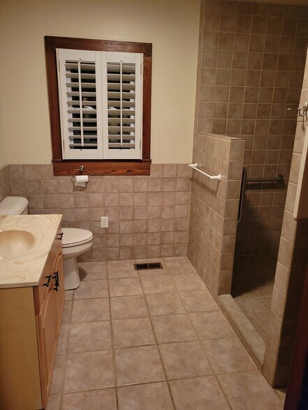 Walk in shower. No tubs - 5855 Erwin Hwy