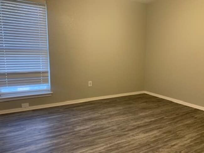 Building Photo - Cute 3/2 Duplex