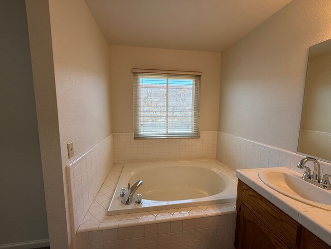 Building Photo - Single Story home in Riverbank's Crossroads Subdivision!