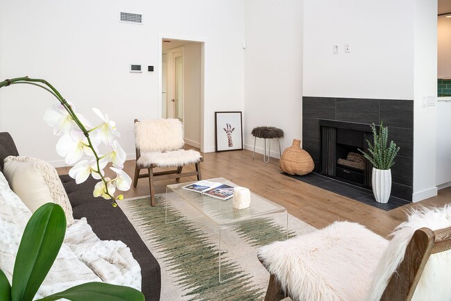 Building Photo - Off Melrose WEHO