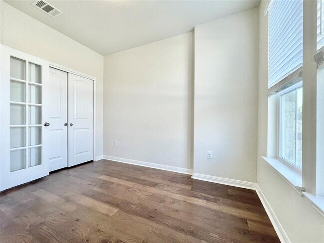 Building Photo - 513 N Heatherwilde Blvd