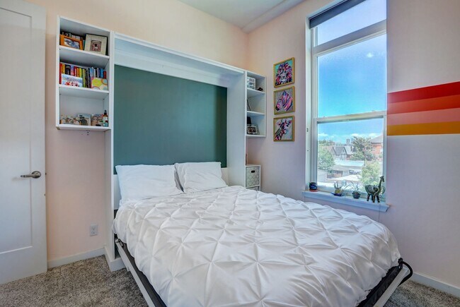 Building Photo - 2 bedroom 2 bath Penthouse apartment in Wa...