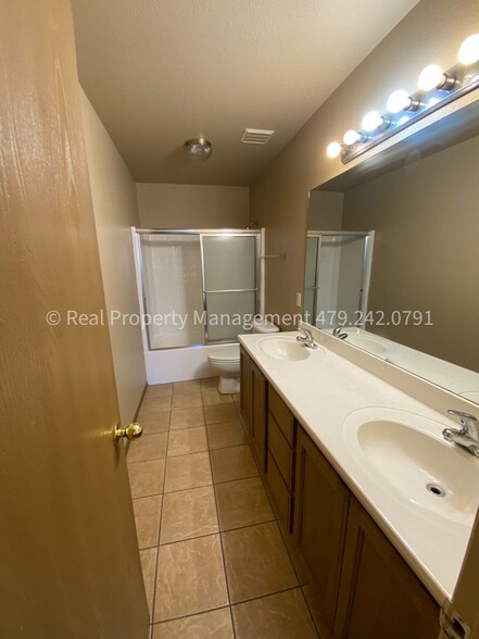 Building Photo - 1001 Trenton Dr