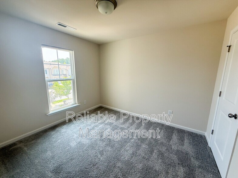 Building Photo - 261 White Oak Ridge Dr