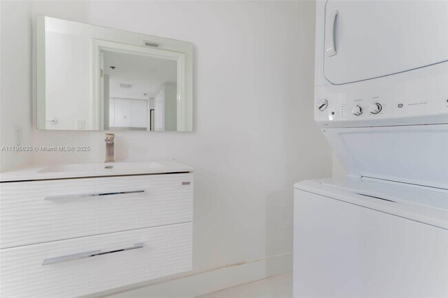 Building Photo - 540 Brickell Key Dr
