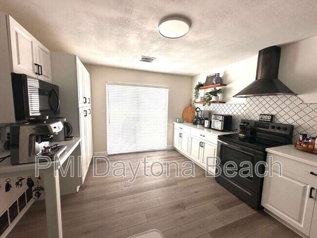 Building Photo - 2563 S Peninsula Dr