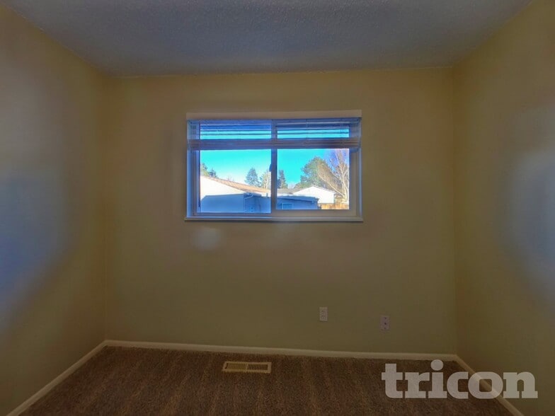 Building Photo - 4985 Montebello Dr