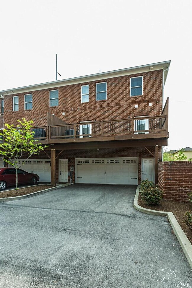 Building Photo - 519 Plunkett St