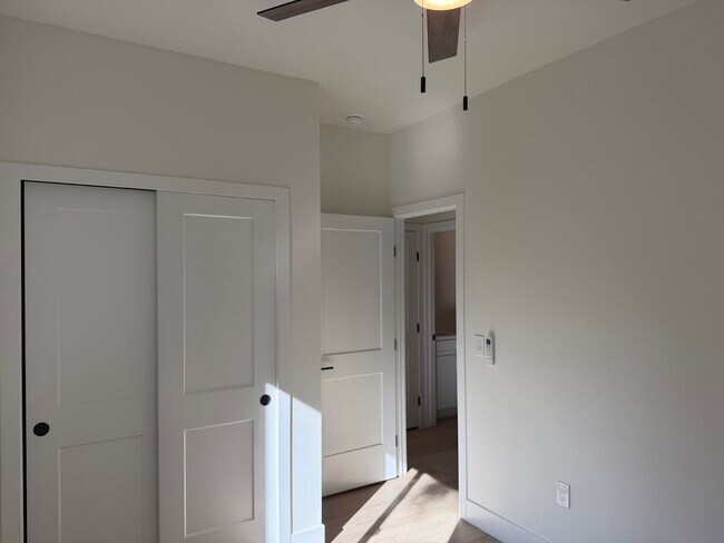 Building Photo - New 600 Sqft. 2 Bedroom 1 Bath Condo in Downtown Sacramento