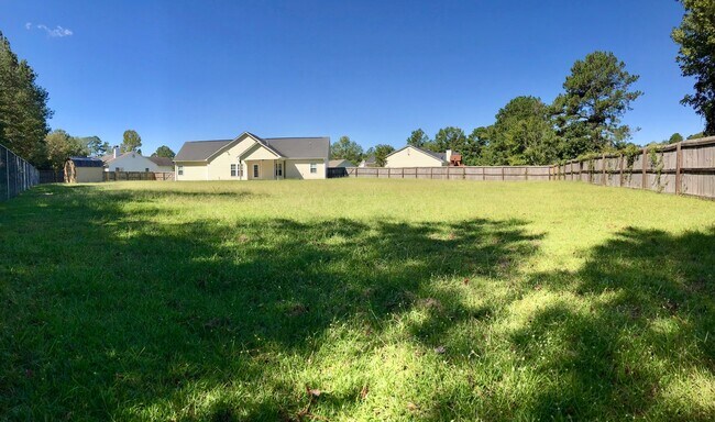 Building Photo - Rad in Raintree!