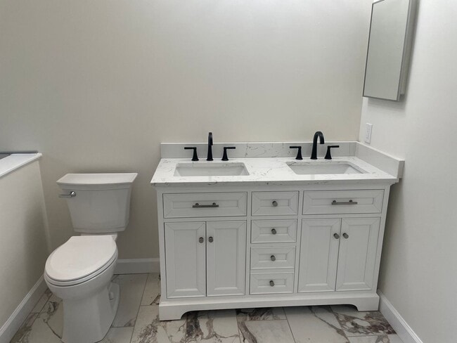 Building Photo - Beautiful 2 Bed, 1.5 Bath Townhome on the Edge of the Desirable Hill Neighborhood Available for Rent