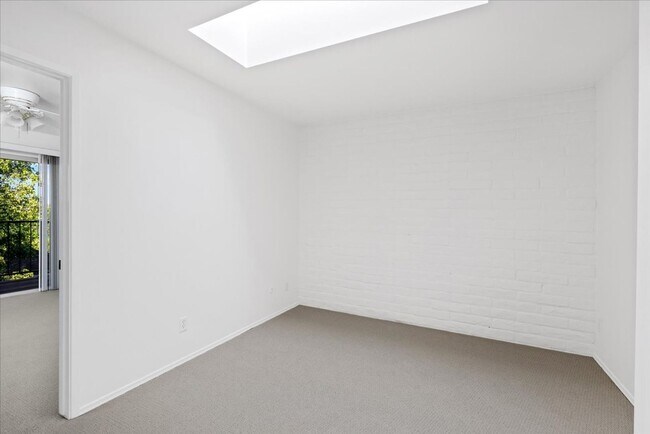 Building Photo - Escondido 2 bed 2.5 bath condo for lease